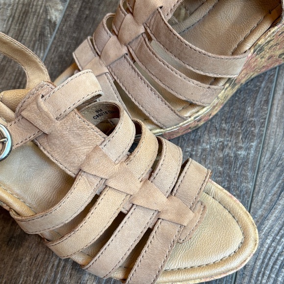 b.o.c. Tan Strappy Sandals with flower heel Women’s Size 9 - Picture 9 of 12
